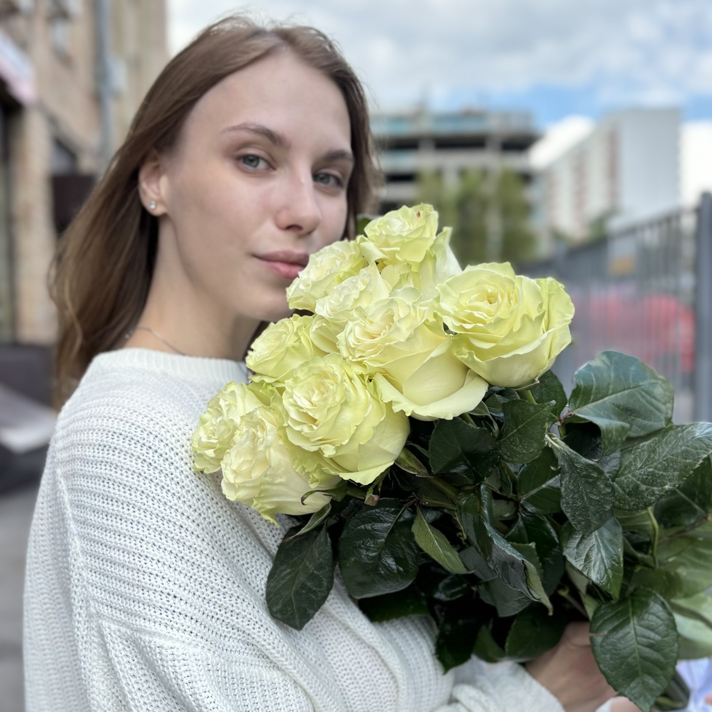 9 белых роз Мондиаль 80 см