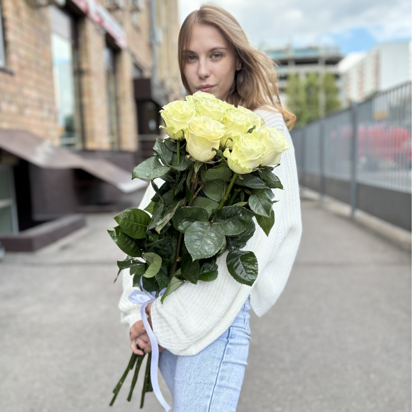 9 белых роз Мондиаль 80 см