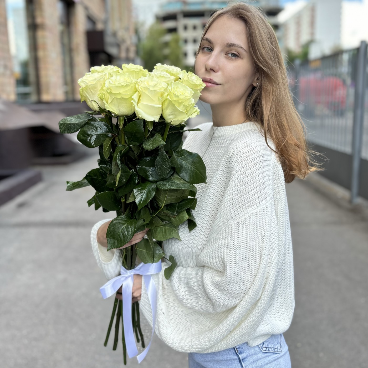 9 белых роз Мондиаль 80 см