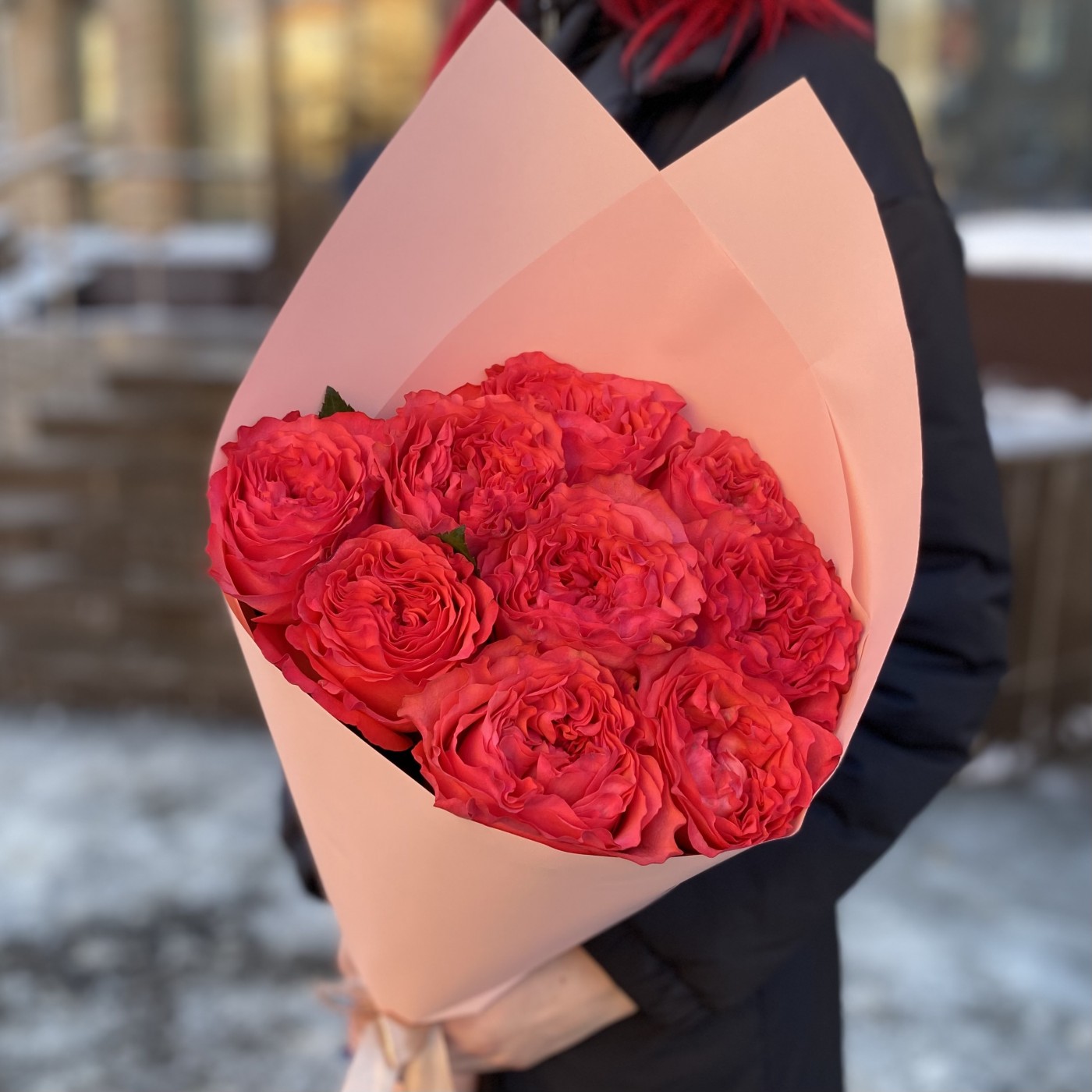 9 пионовидных красно-коралловых роз Корал Рива