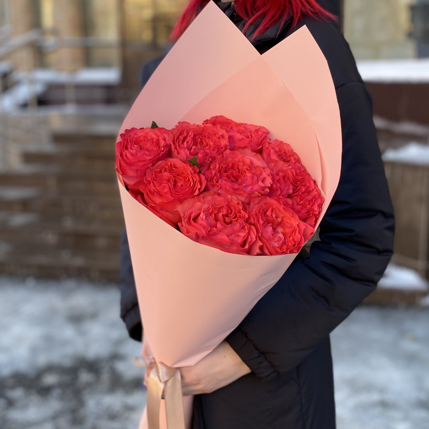 9 пионовидных красно-коралловых роз Корал Рива