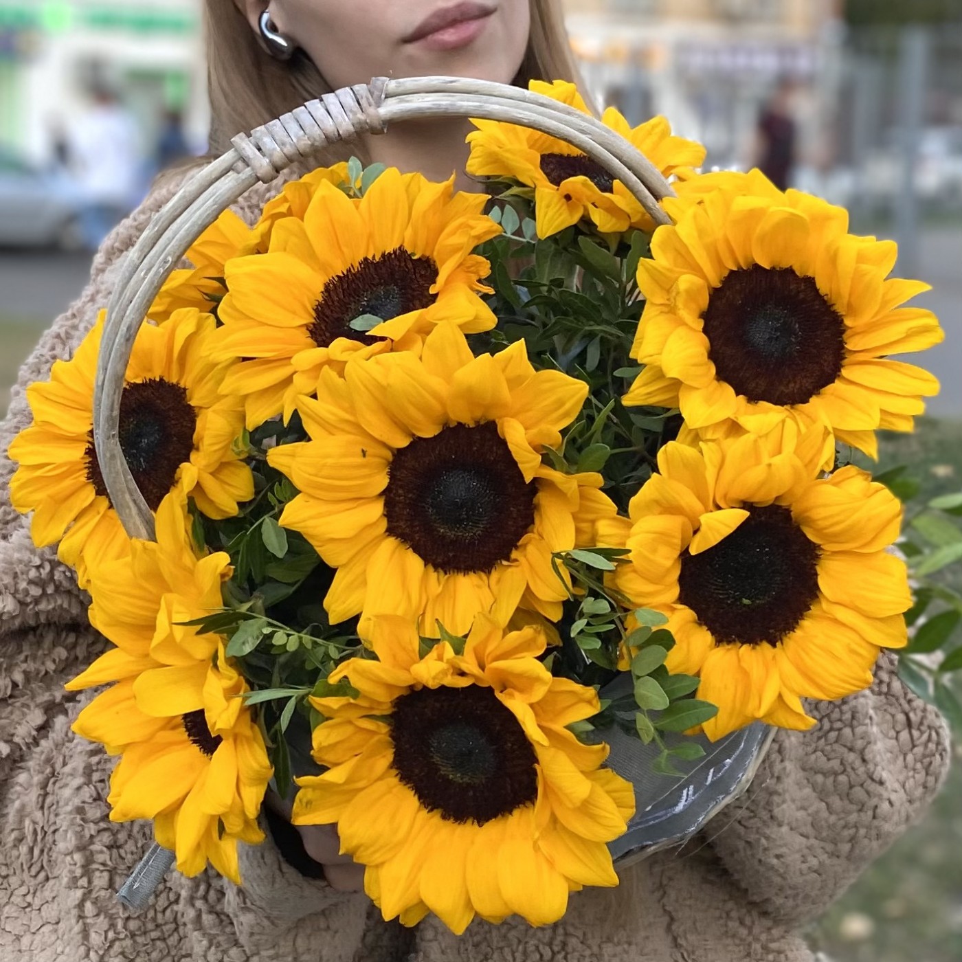 9 подсолнухов в корзине