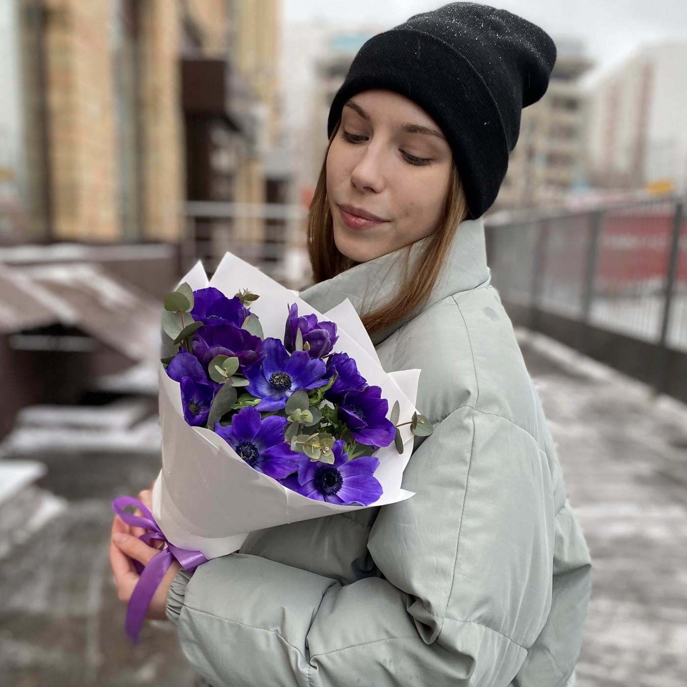 9 синих анемонов с эвкалиптом