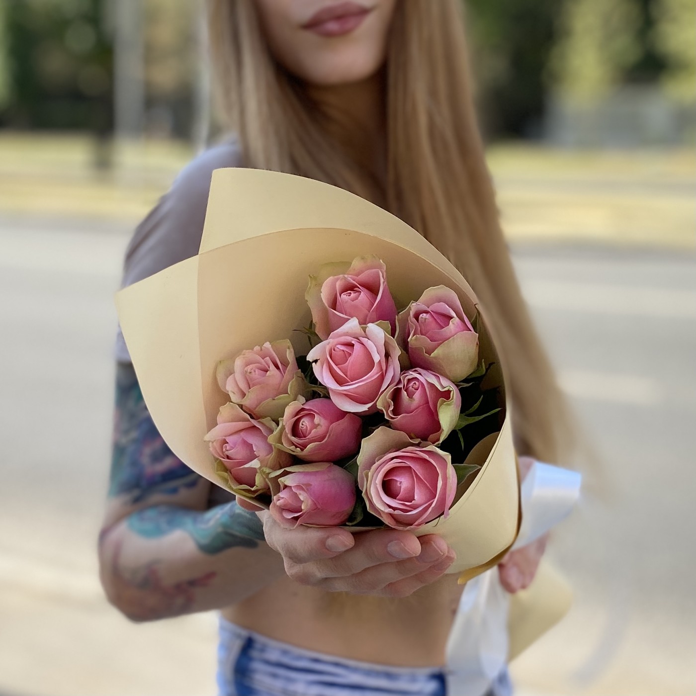 9 розово-зеленых роз в упаковке