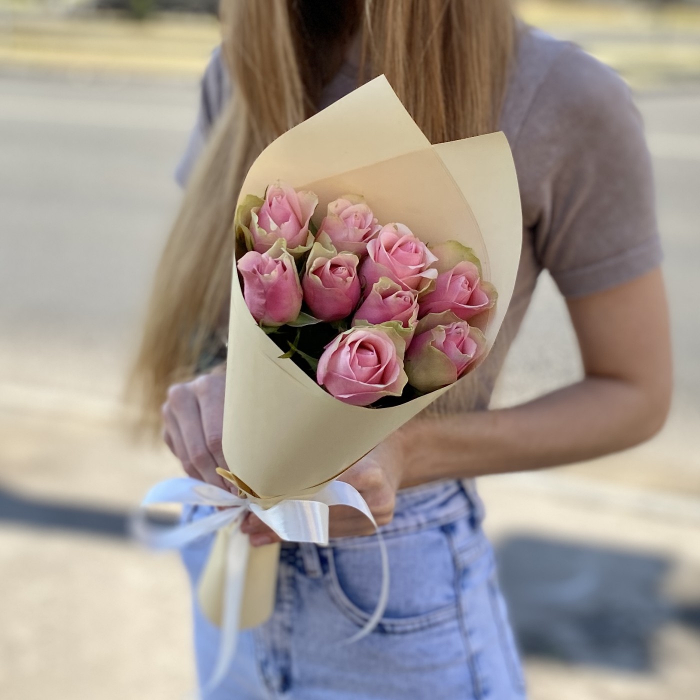 9 розово-зеленых роз в упаковке