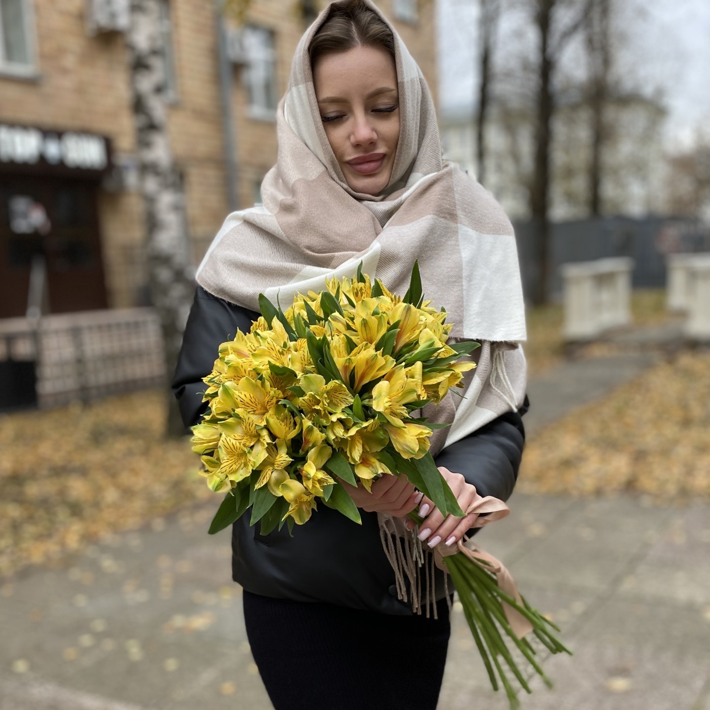 Альстромерия желтая