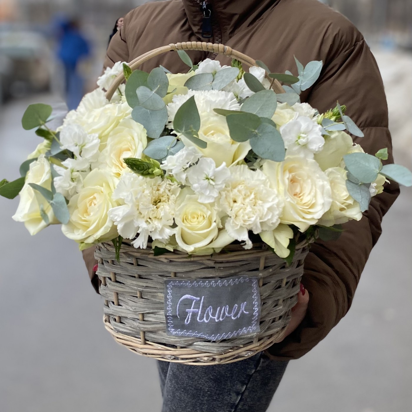 Ароматная маттиола с розами в корзине