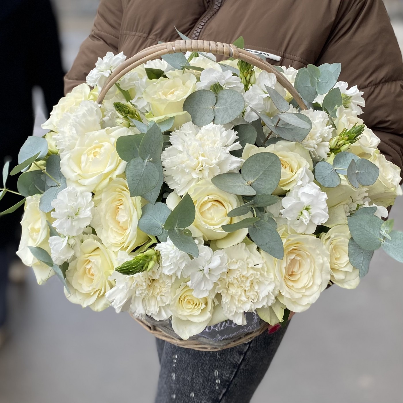 Ароматная маттиола с розами в корзине