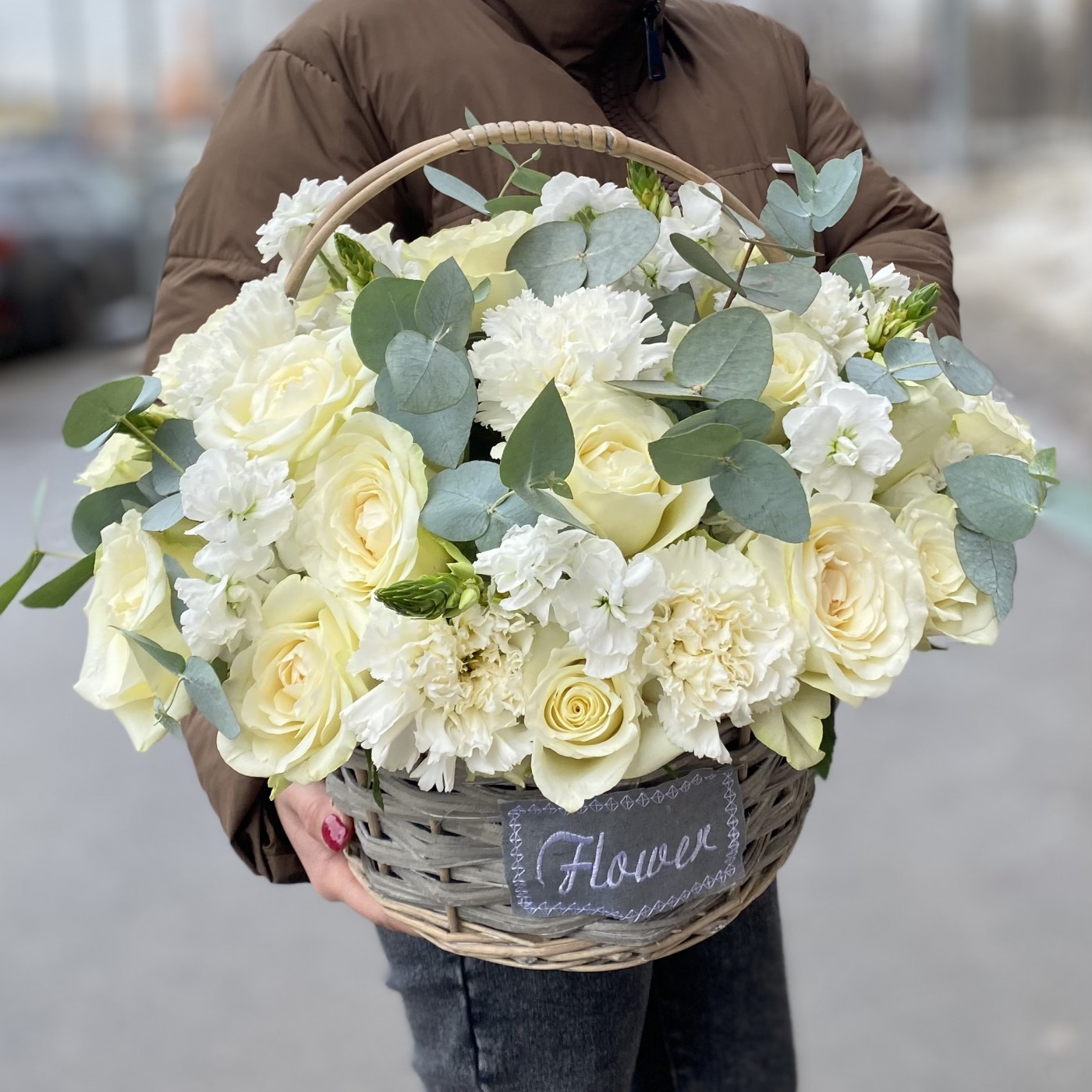 Ароматная маттиола с розами в корзине