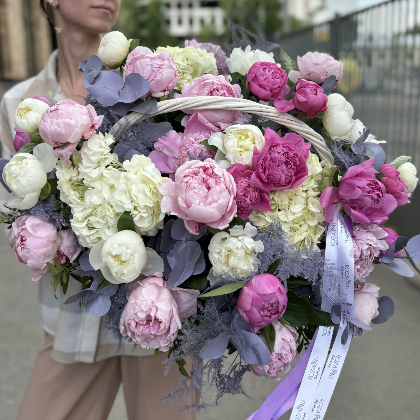 Ароматный микс пионов с гортензией в корзине