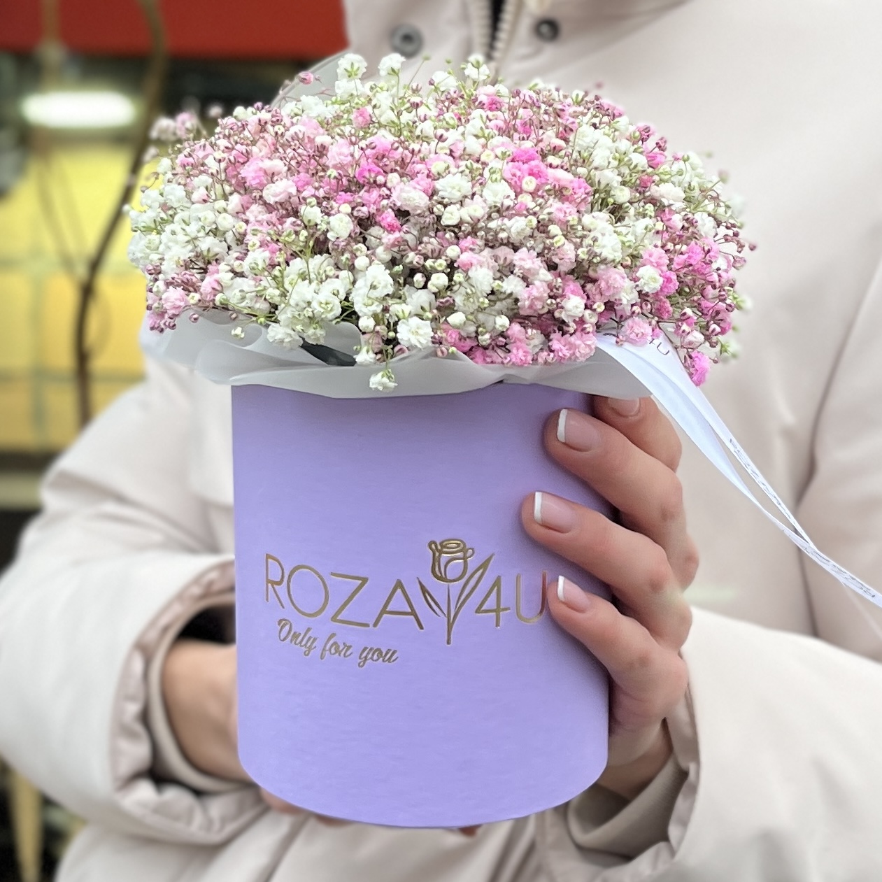 Белая и розовая гипсофила в коробке