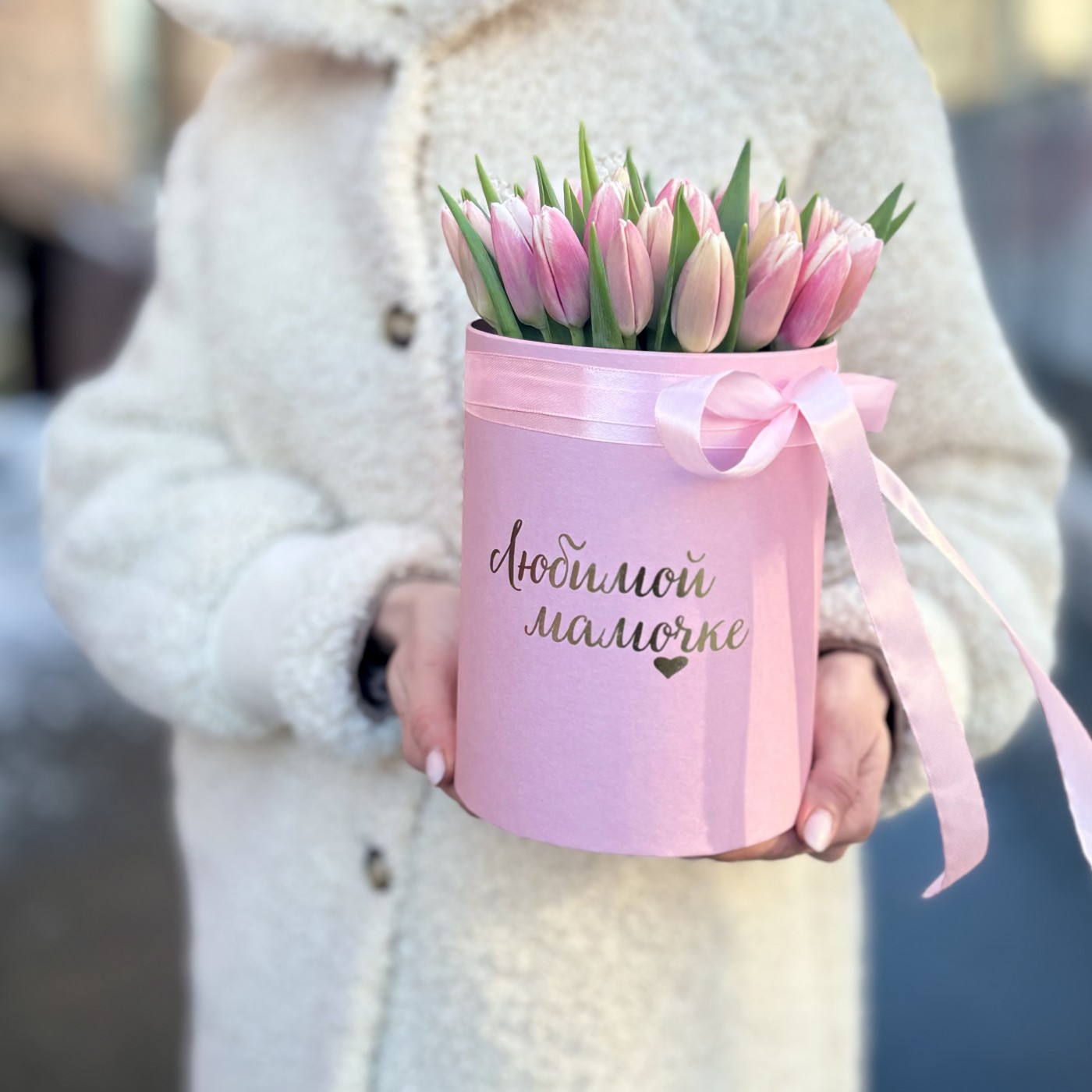 Бело-розовые тюльпаны в коробке Любимой Мамочке