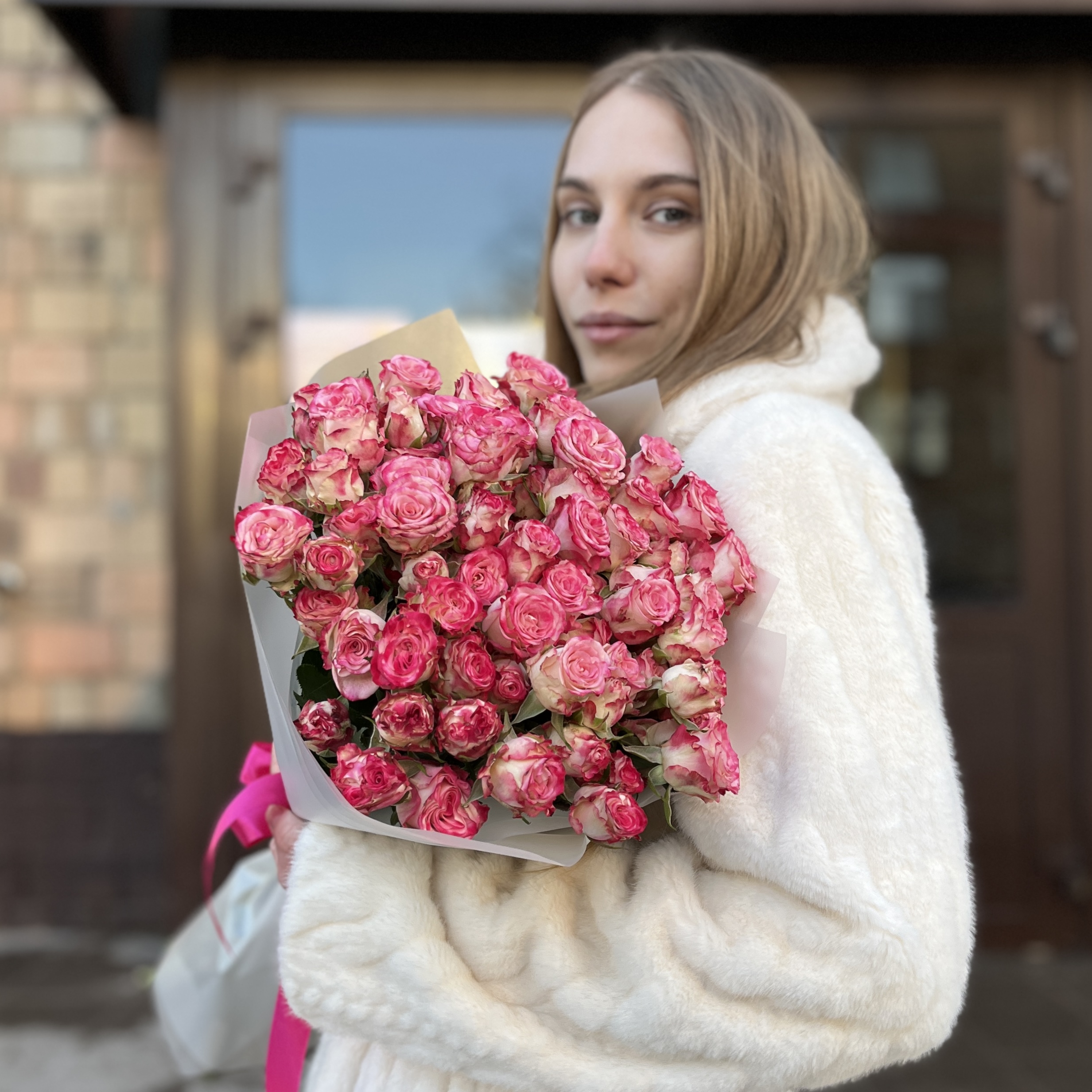 15 кустовых пионовидных роз Сансет Мэджик 50 см