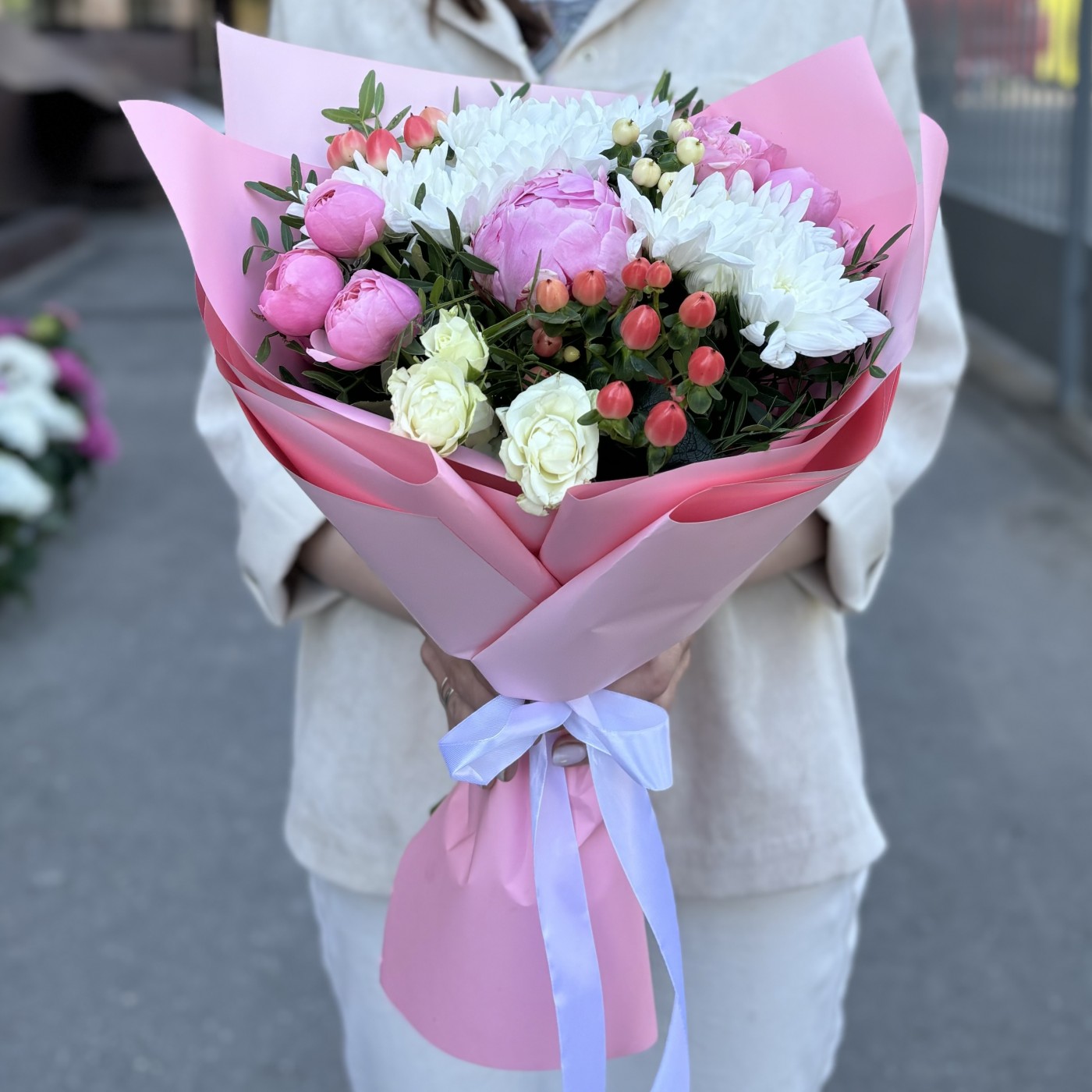 Букет Лето с белыми хризантемами и розами