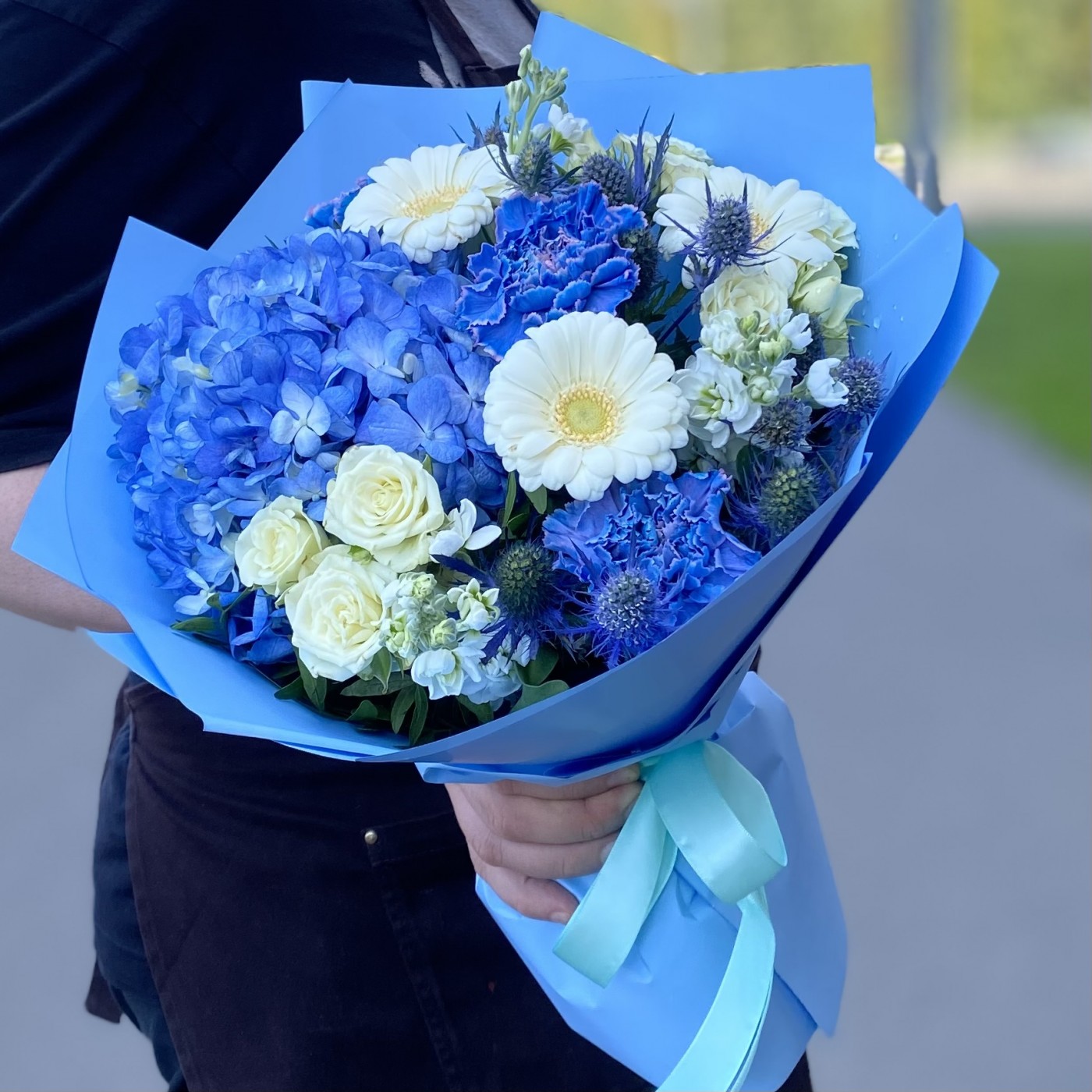 Букет Скай блю с гортензией и герберами