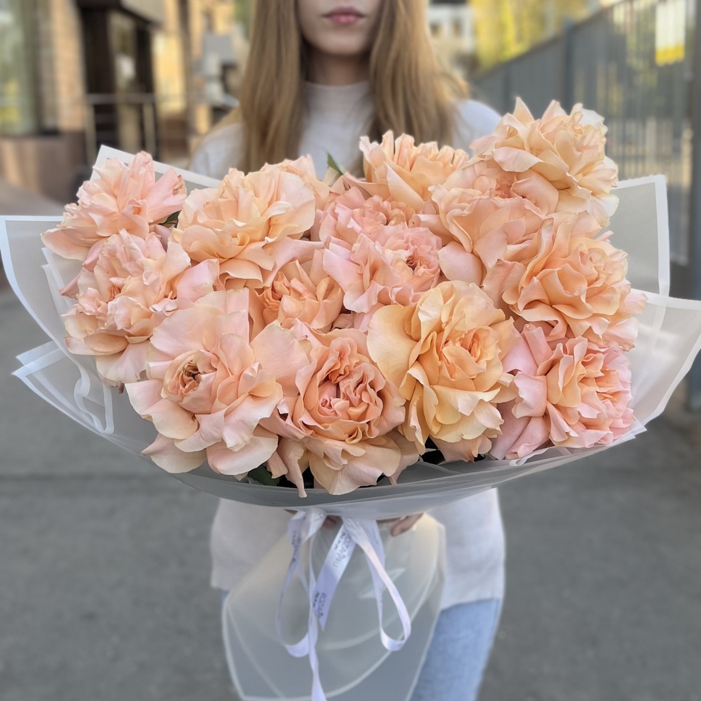 Букет из 15 пышных абрикосовых роз Принцес Краун