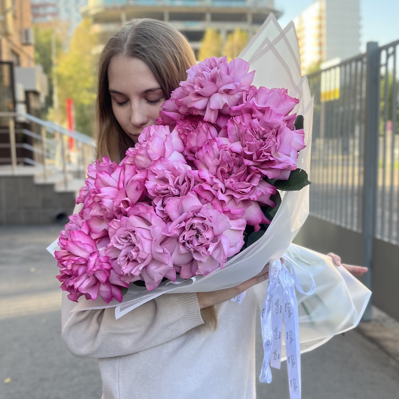 Букет из 15 пышных сиреневых роз Куинс Краун