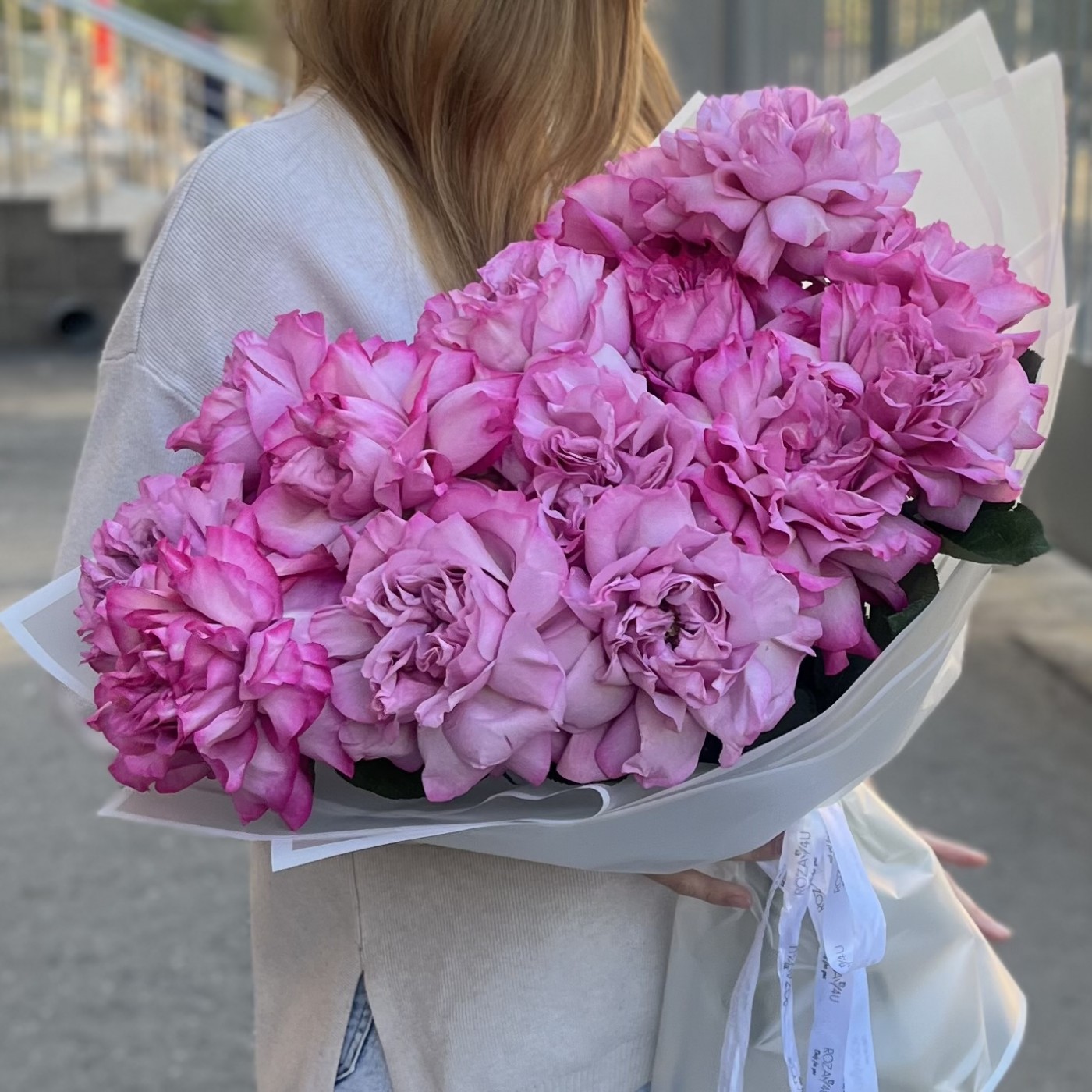 Букет из 15 пышных сиреневых роз Куинс Краун