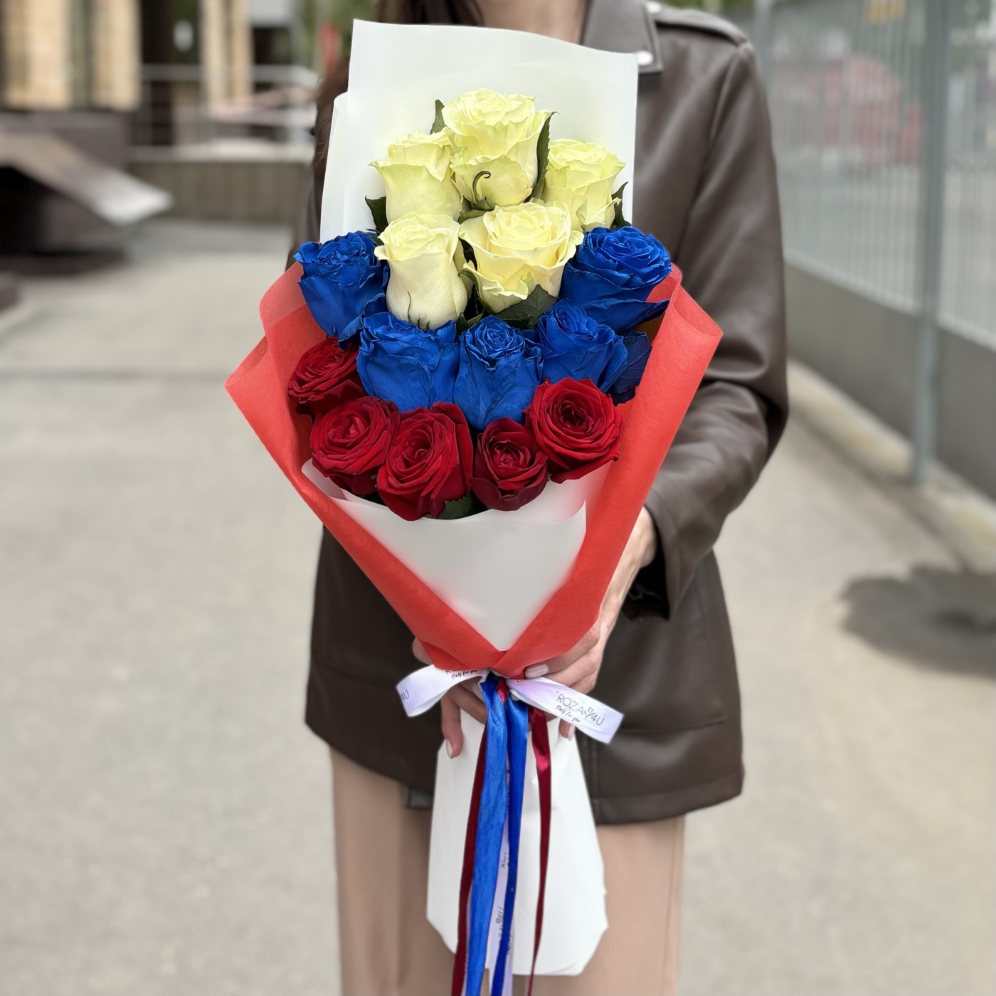 Букет из 15 роз Российский флаг