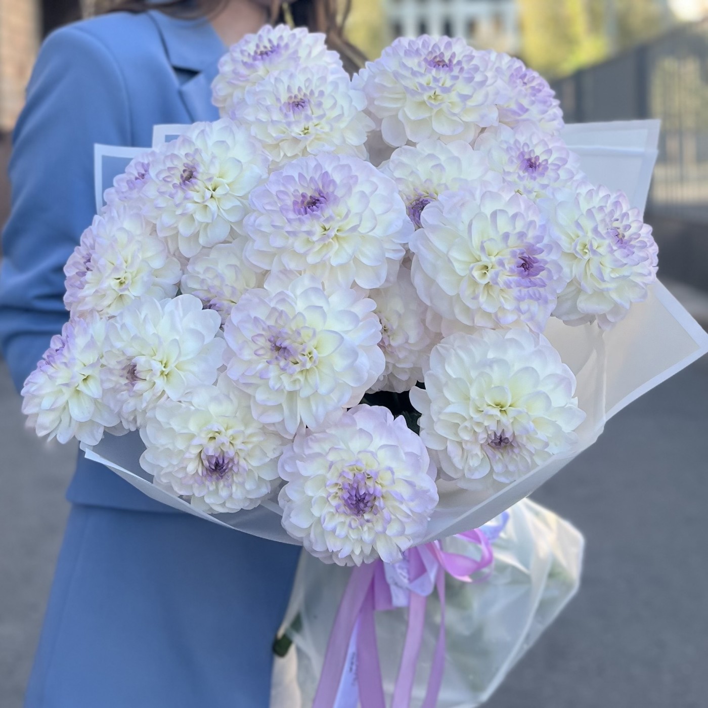 Букет из 21 бело-сиреневой георгины