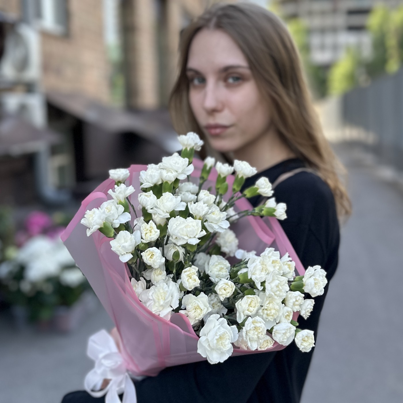 Букет из 25 белых кустовых гвоздик