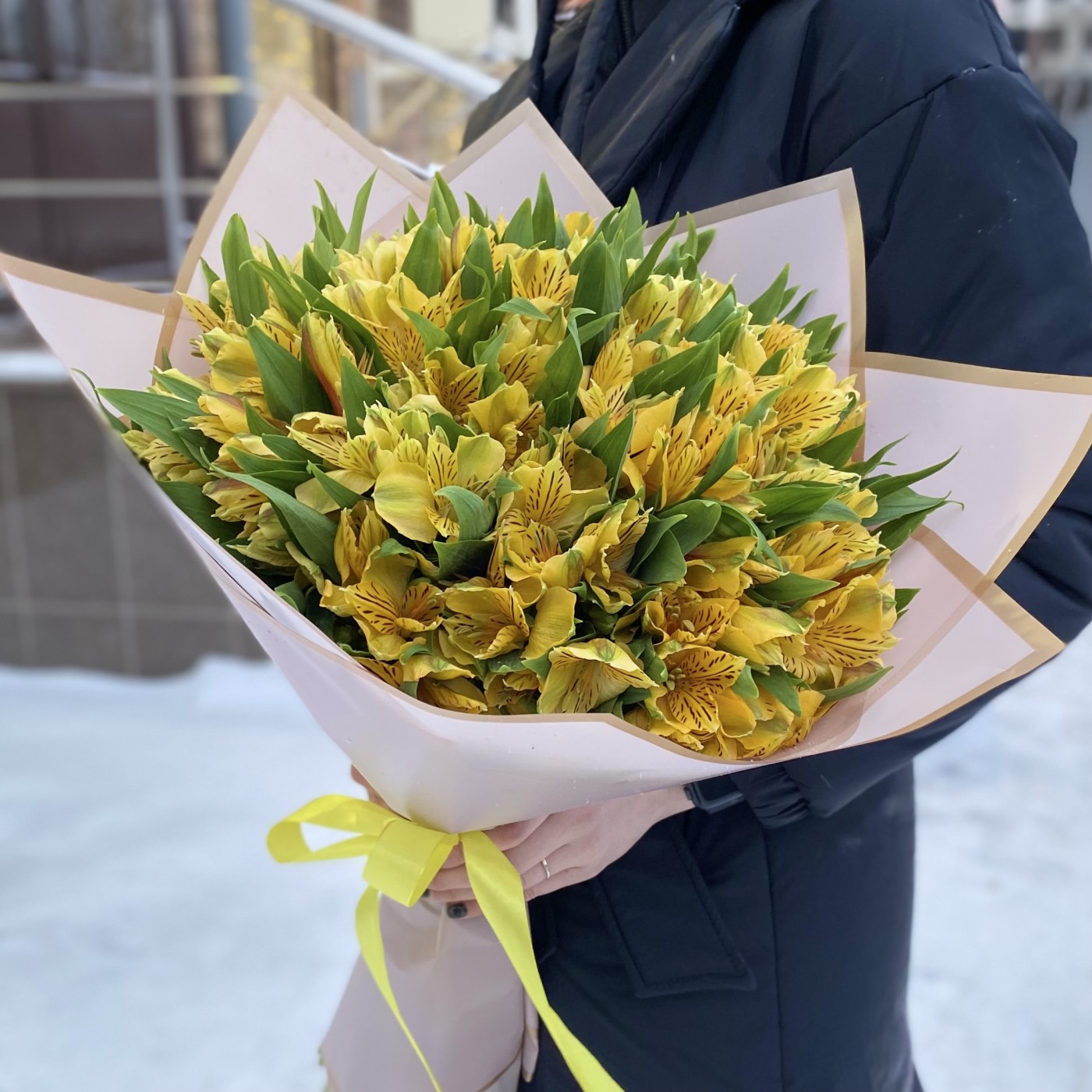 Букет из 25 желтых альстромерий