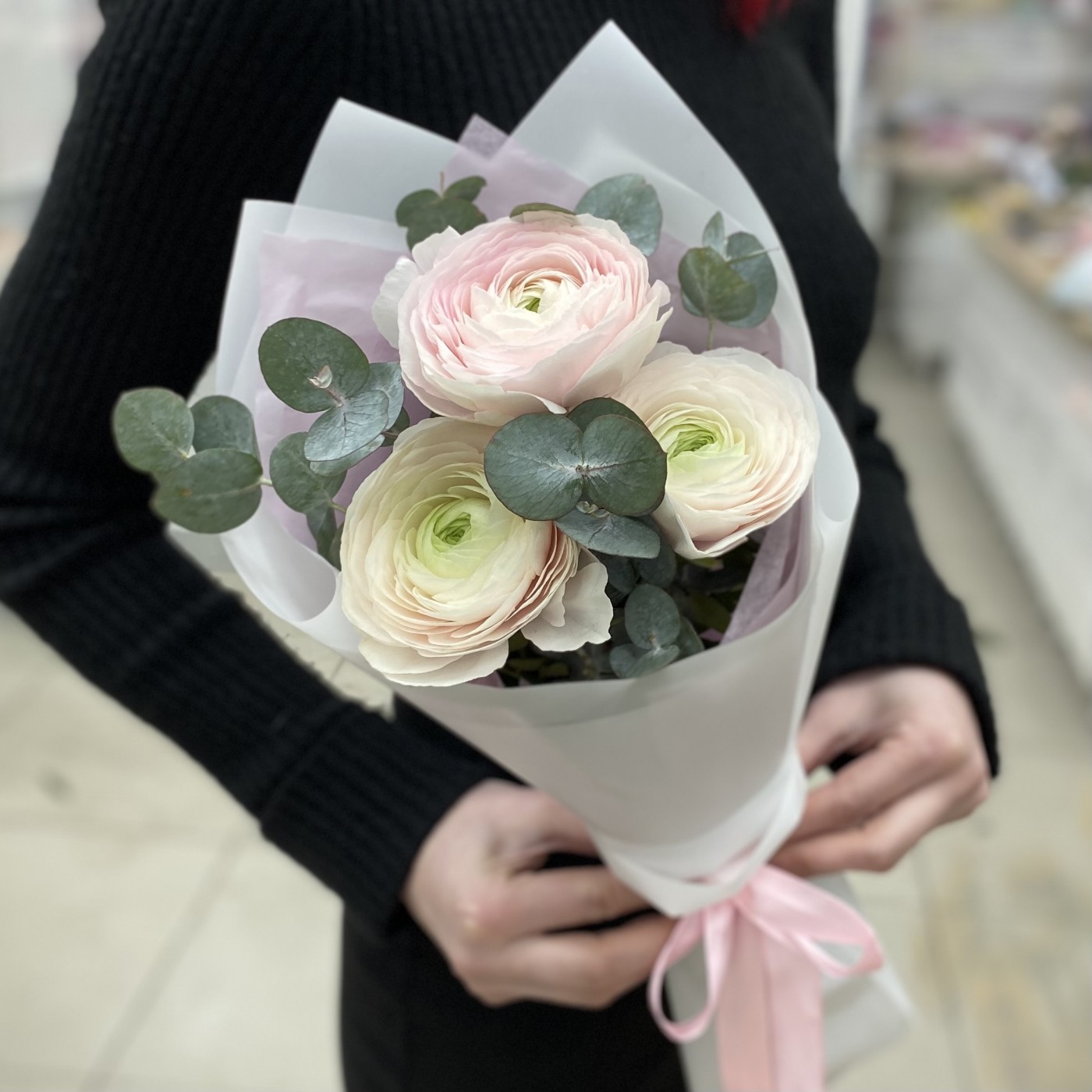 Букет из 3 Ранункулюсов Ханой с эвкалиптом