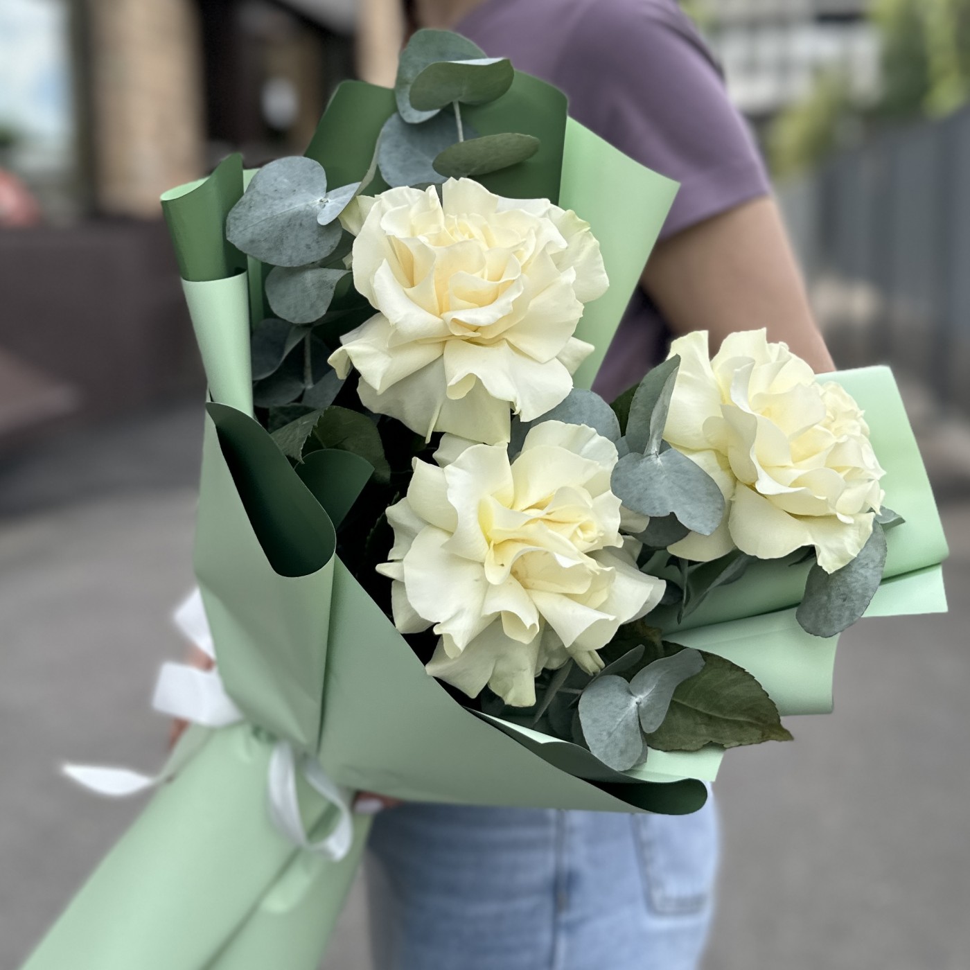 Букет из 3 крупных белых роз с эвкалиптом