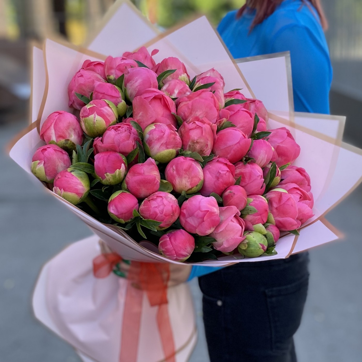 Букет из 45 коралловых пионов