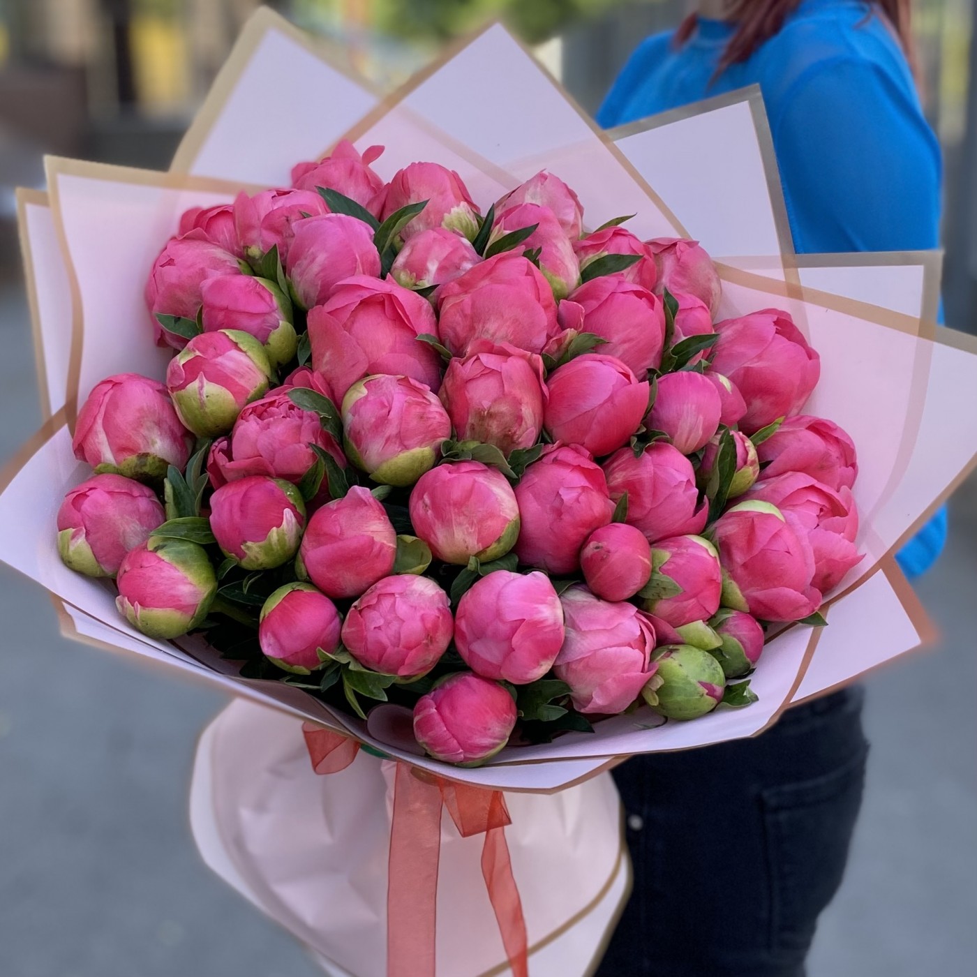 Букет из 45 коралловых пионов