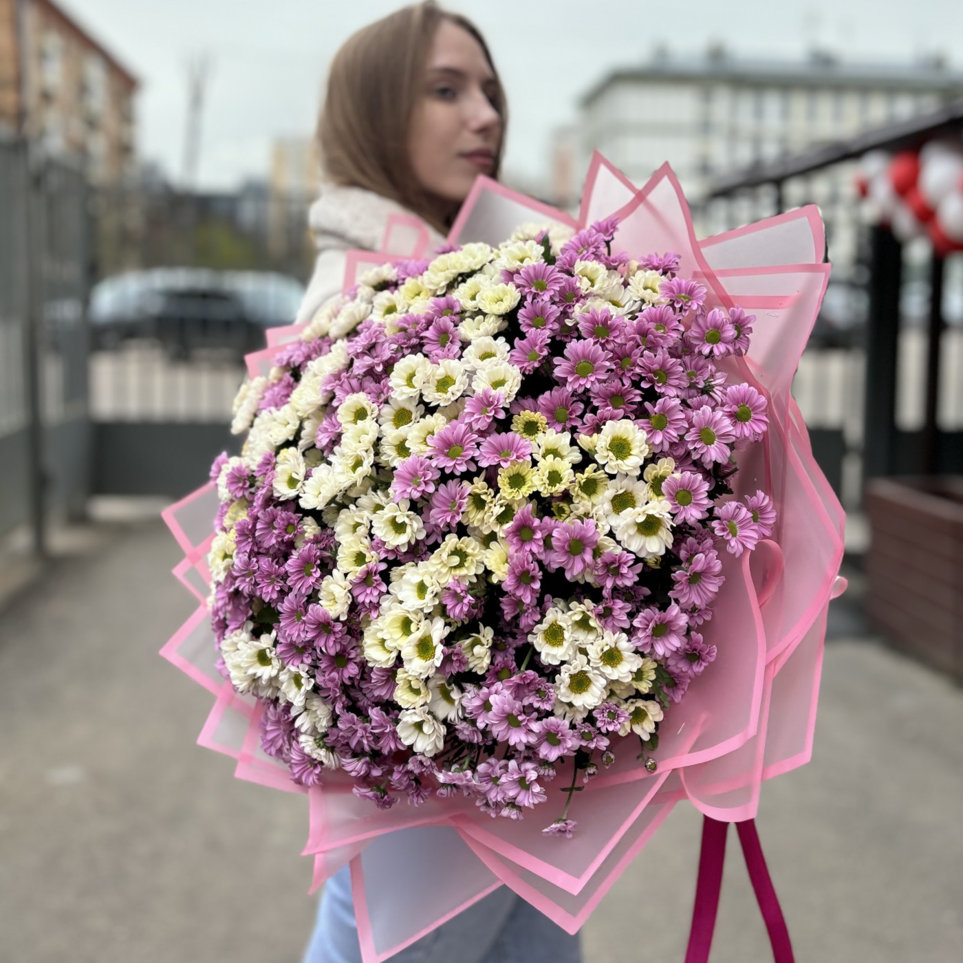 Букет из 51 белой и розовой хризантемы Сантини