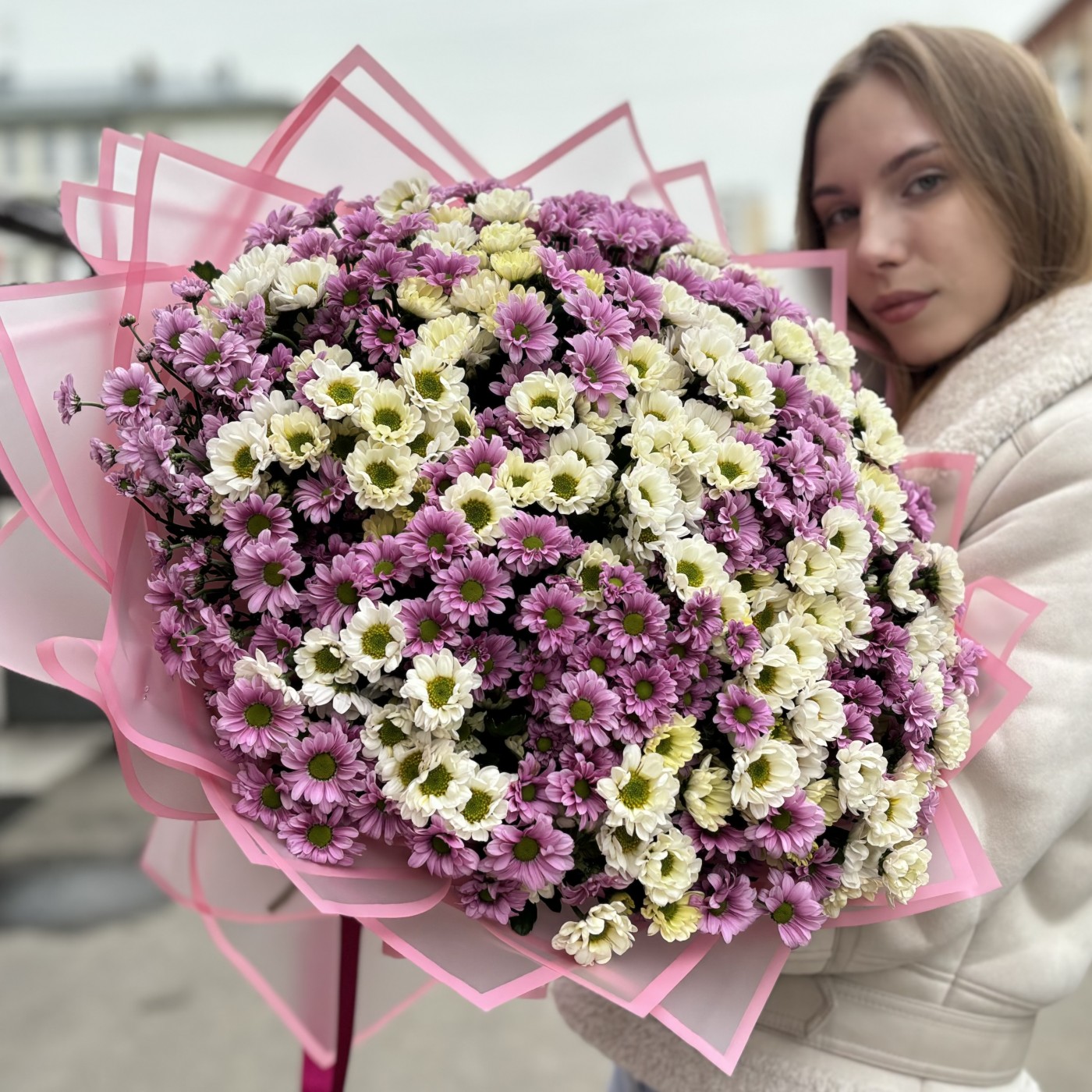 Букет из 51 белой и розовой хризантемы Сантини