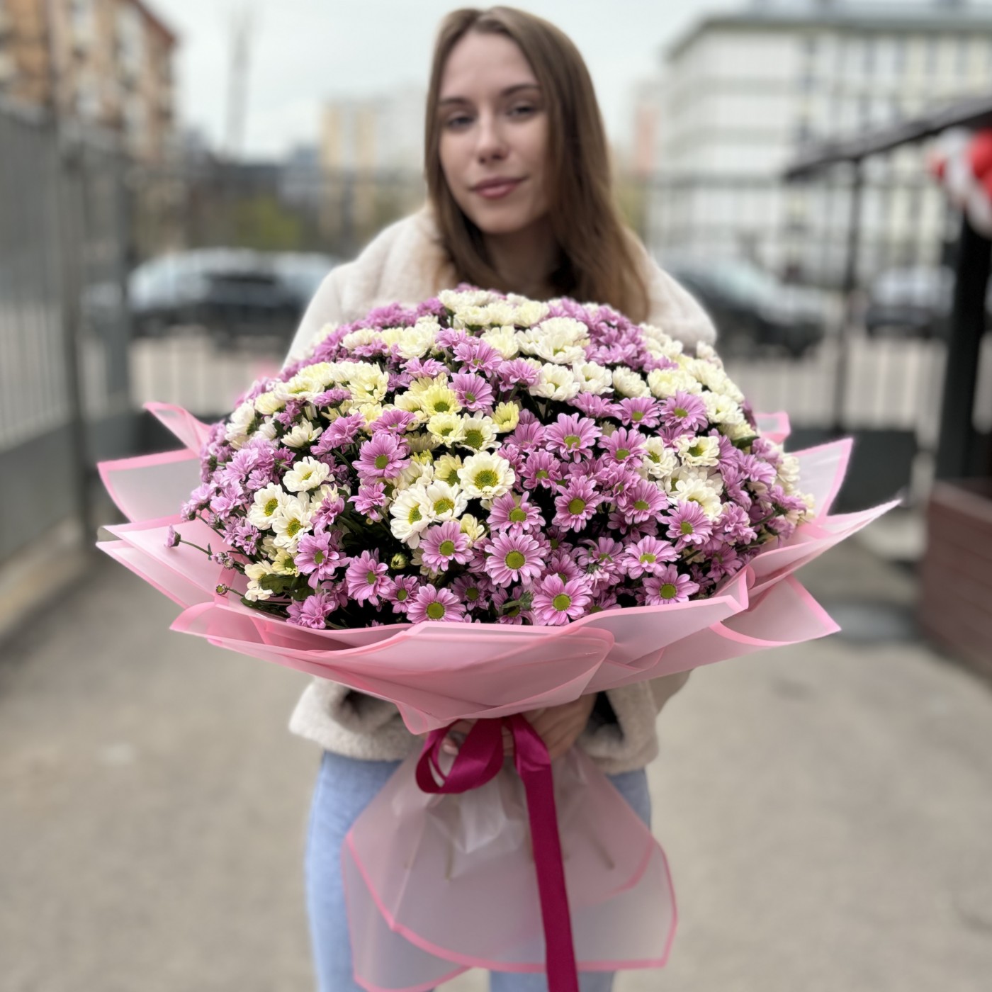 Букет из 51 белой и розовой хризантемы Сантини