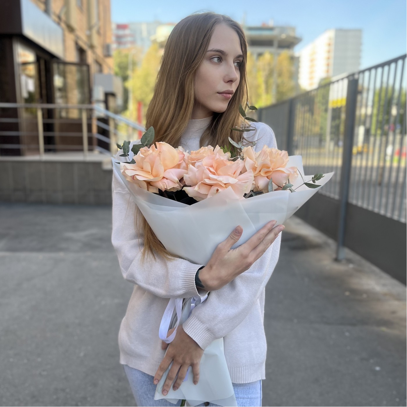 Букет из 5 пышных абрикосовых роз Принцес Краун с эвкалиптом