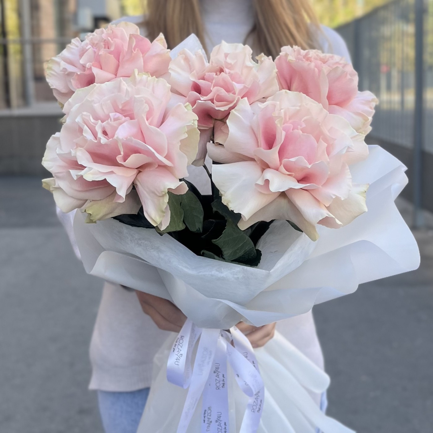 Букет из 5 пышных роз Пинк Мондиаль