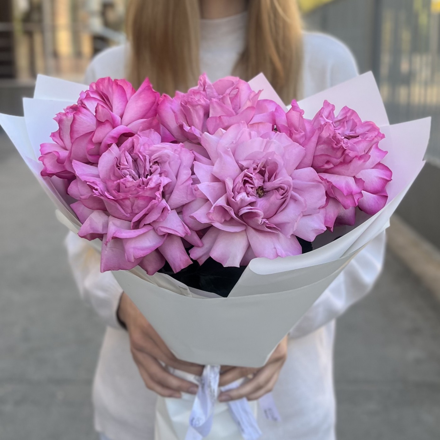 Букет из 5 пышных сиреневых роз Куинс Краун