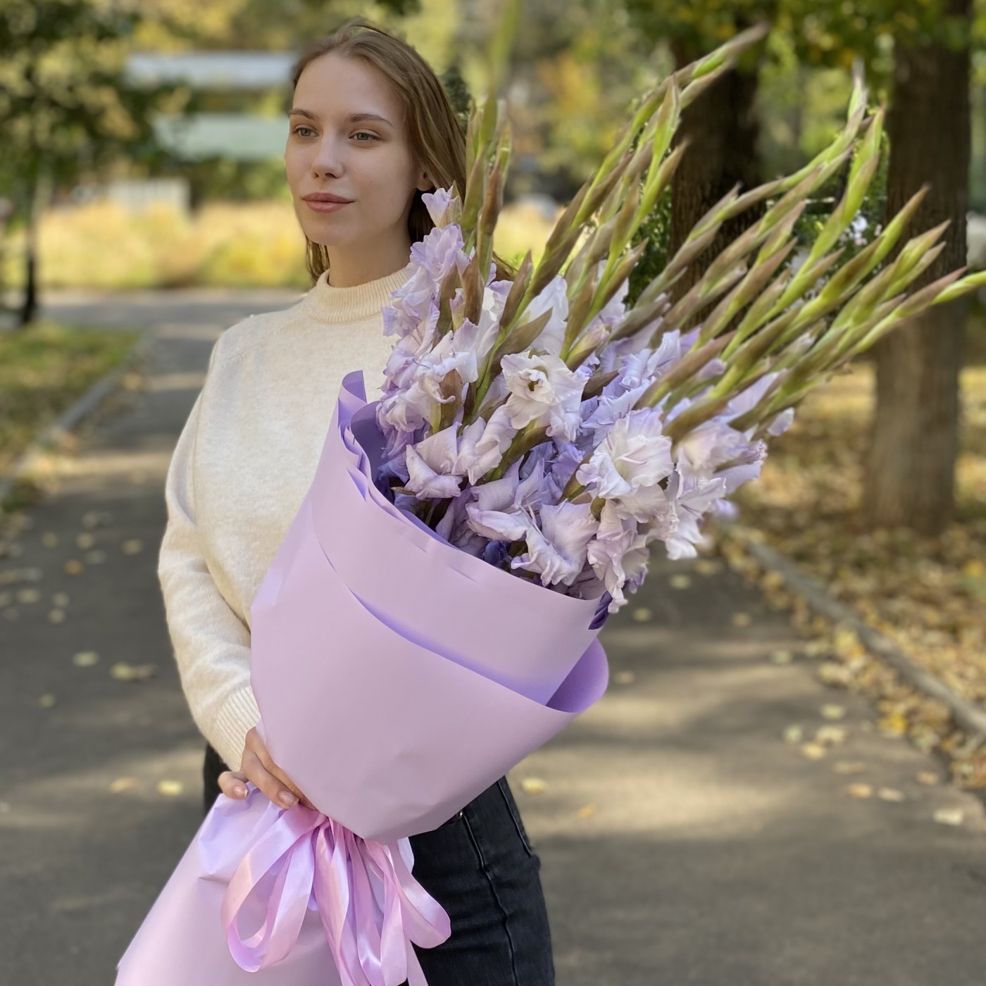 Букет из  фиолетовых гладиолусов