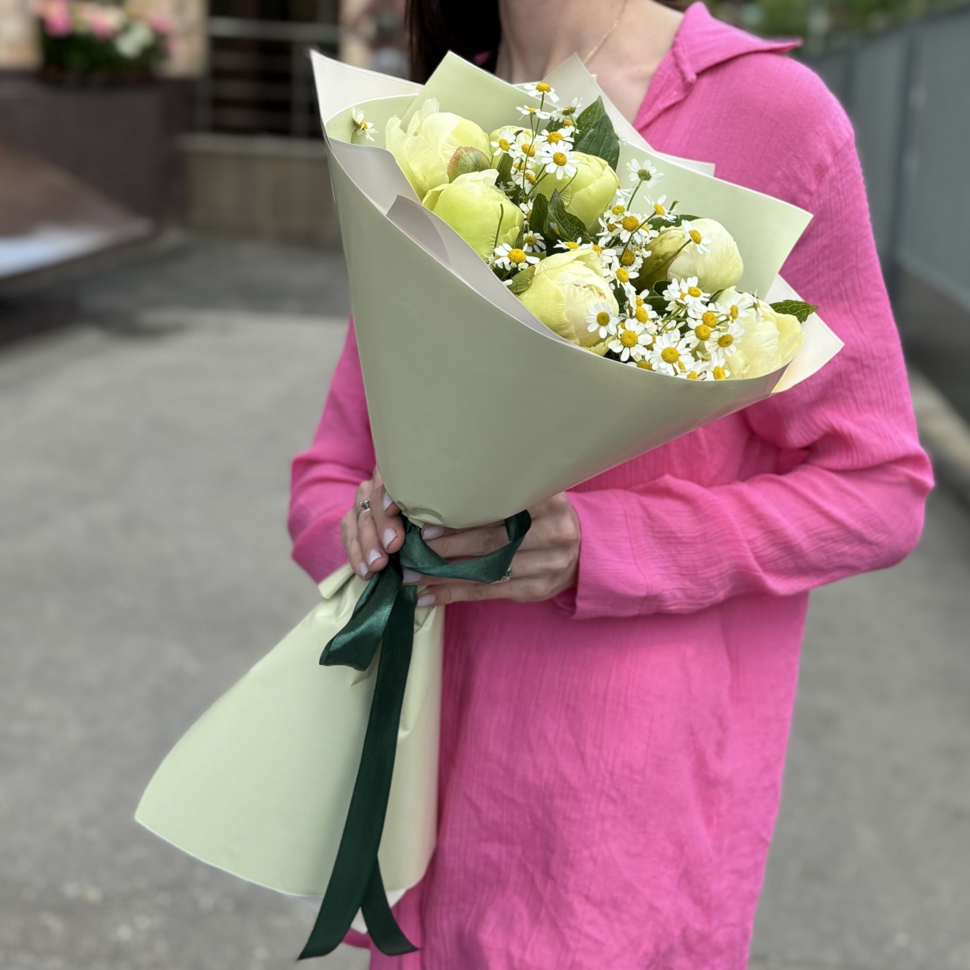 Букет из 7 лимонных пионов с ромашкой
