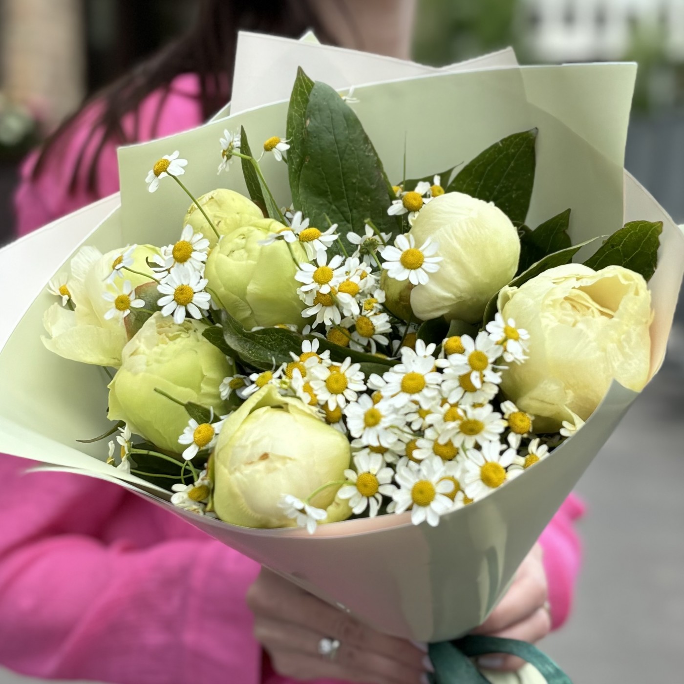 Букет из 7 лимонных пионов с ромашкой