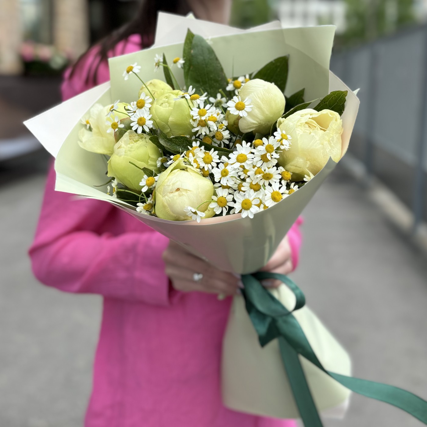 Букет из 7 лимонных пионов с ромашкой