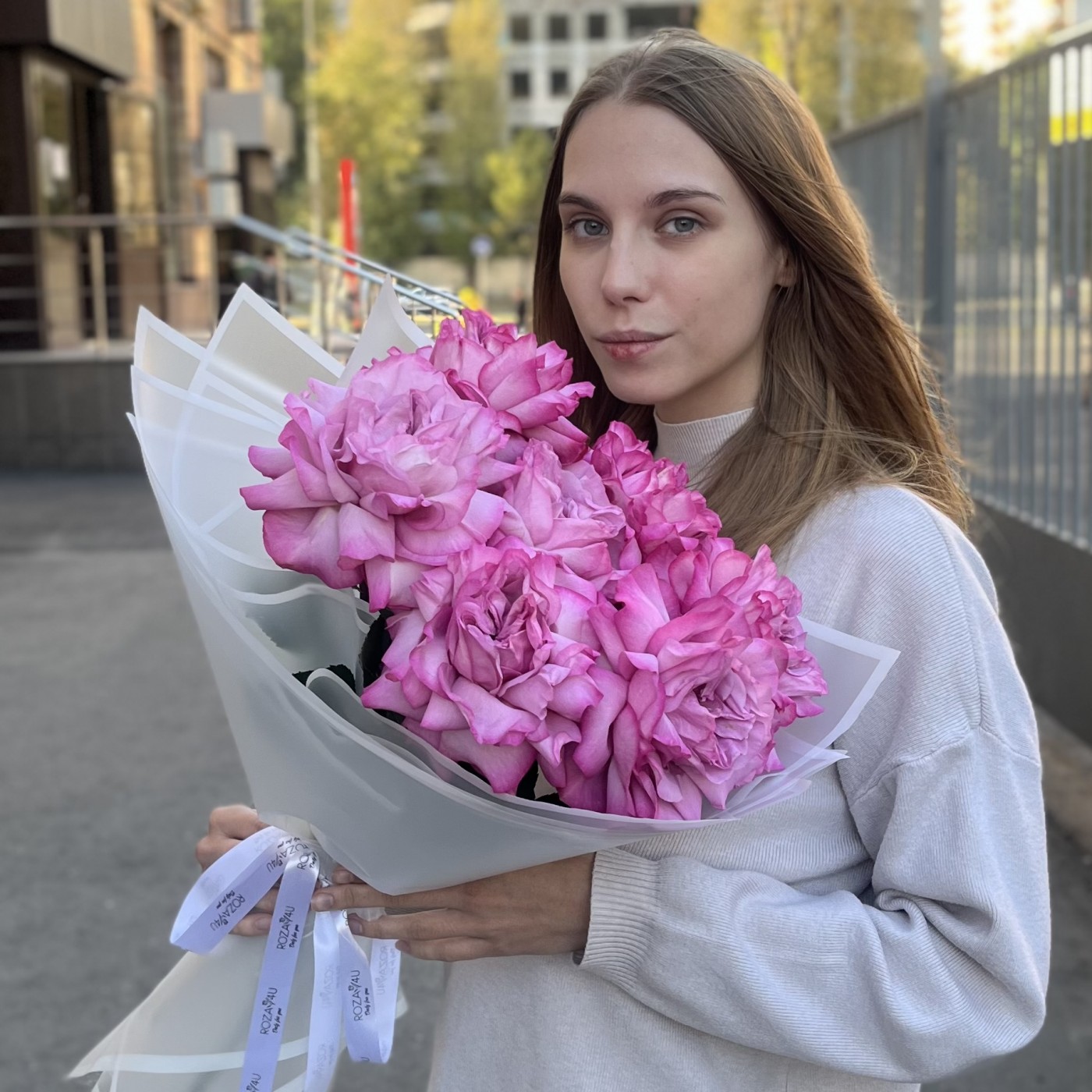 Букет из 7 пышных сиреневых роз Куинс Краун