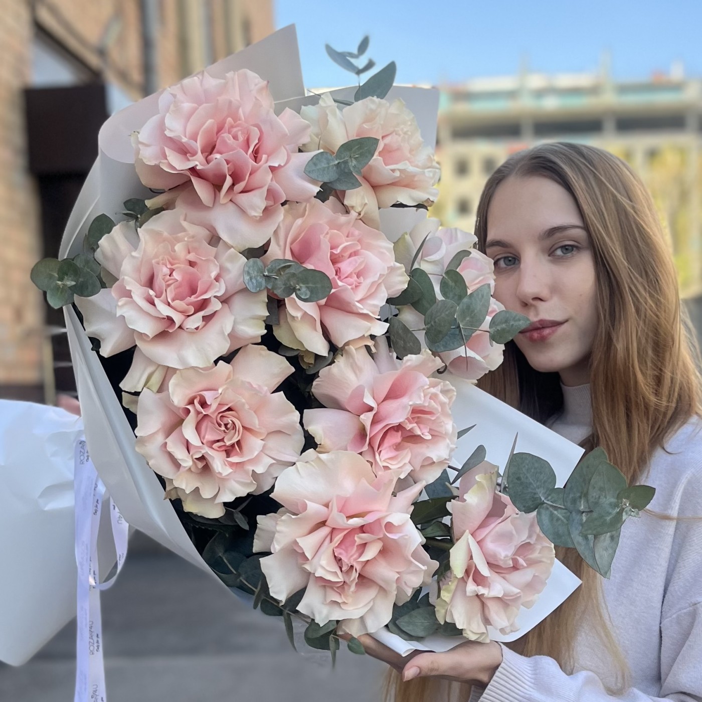Букет из 9 пышных роз Пинк Мондиаль с эвкалиптом