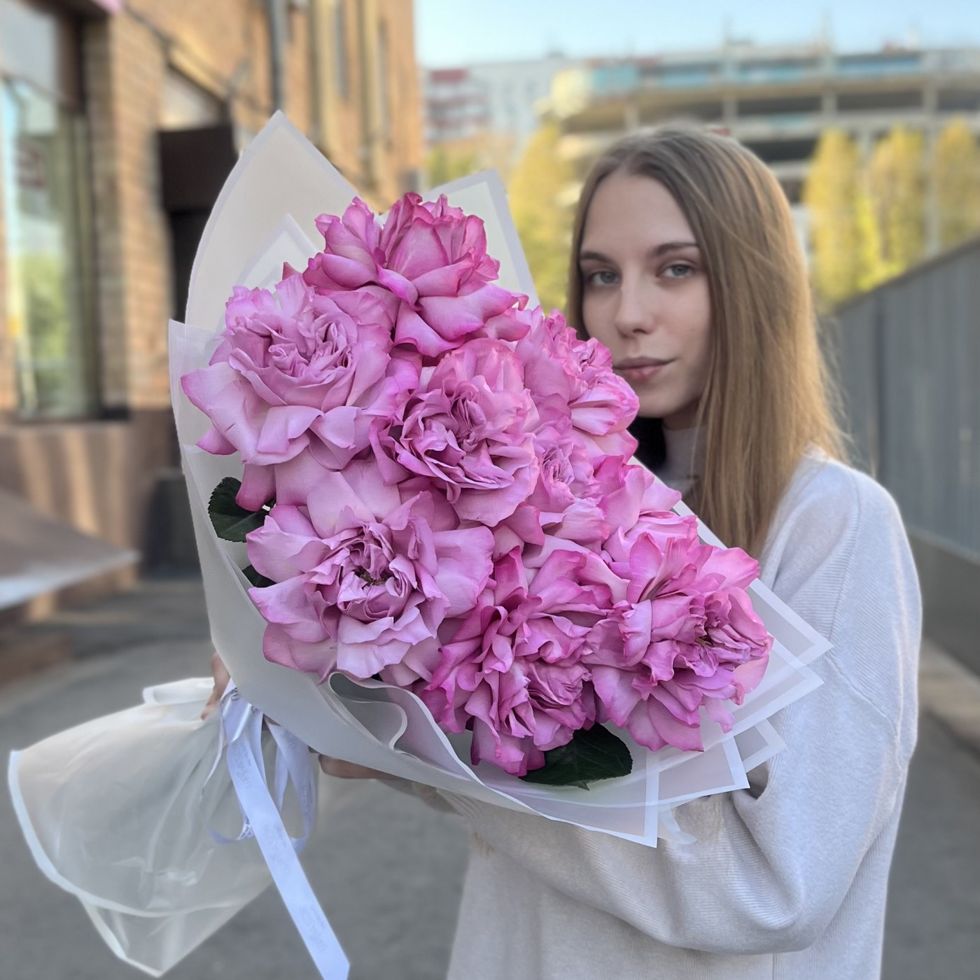 Букет из 9 пышных сиреневых роз Куинс Краун