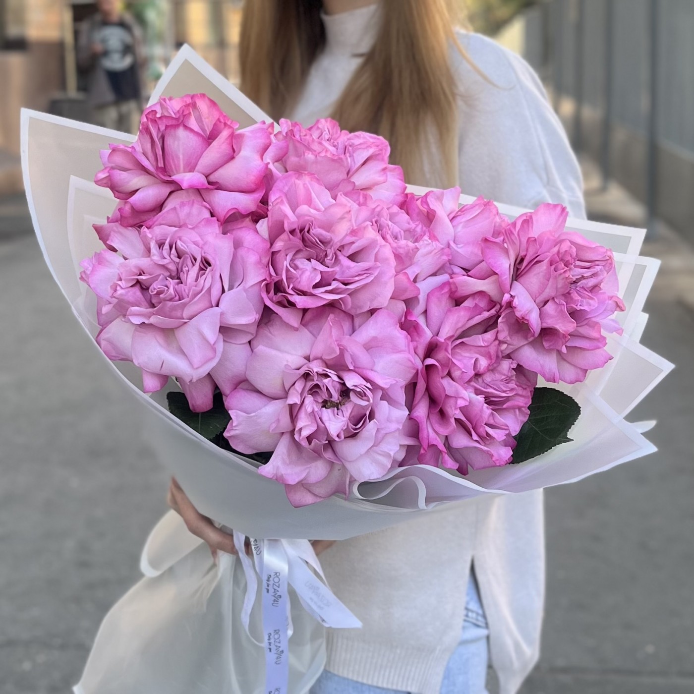 Букет из 9 пышных сиреневых роз Куинс Краун