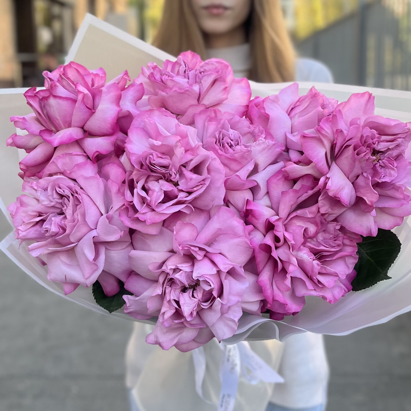 Букет из 9 пышных сиреневых роз Куинс Краун