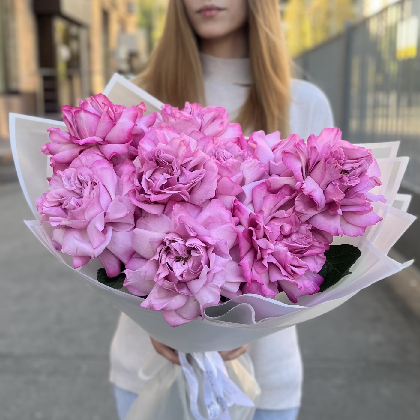 Букет из 9 пышных сиреневых роз Куинс Краун