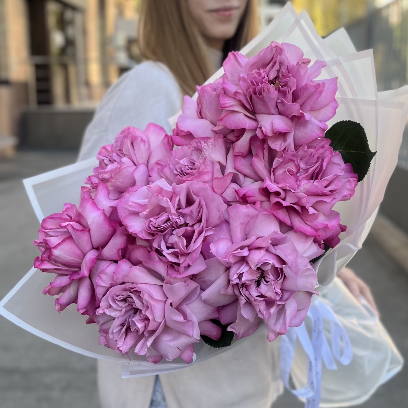 Букет из 9 пышных сиреневых роз Куинс Краун