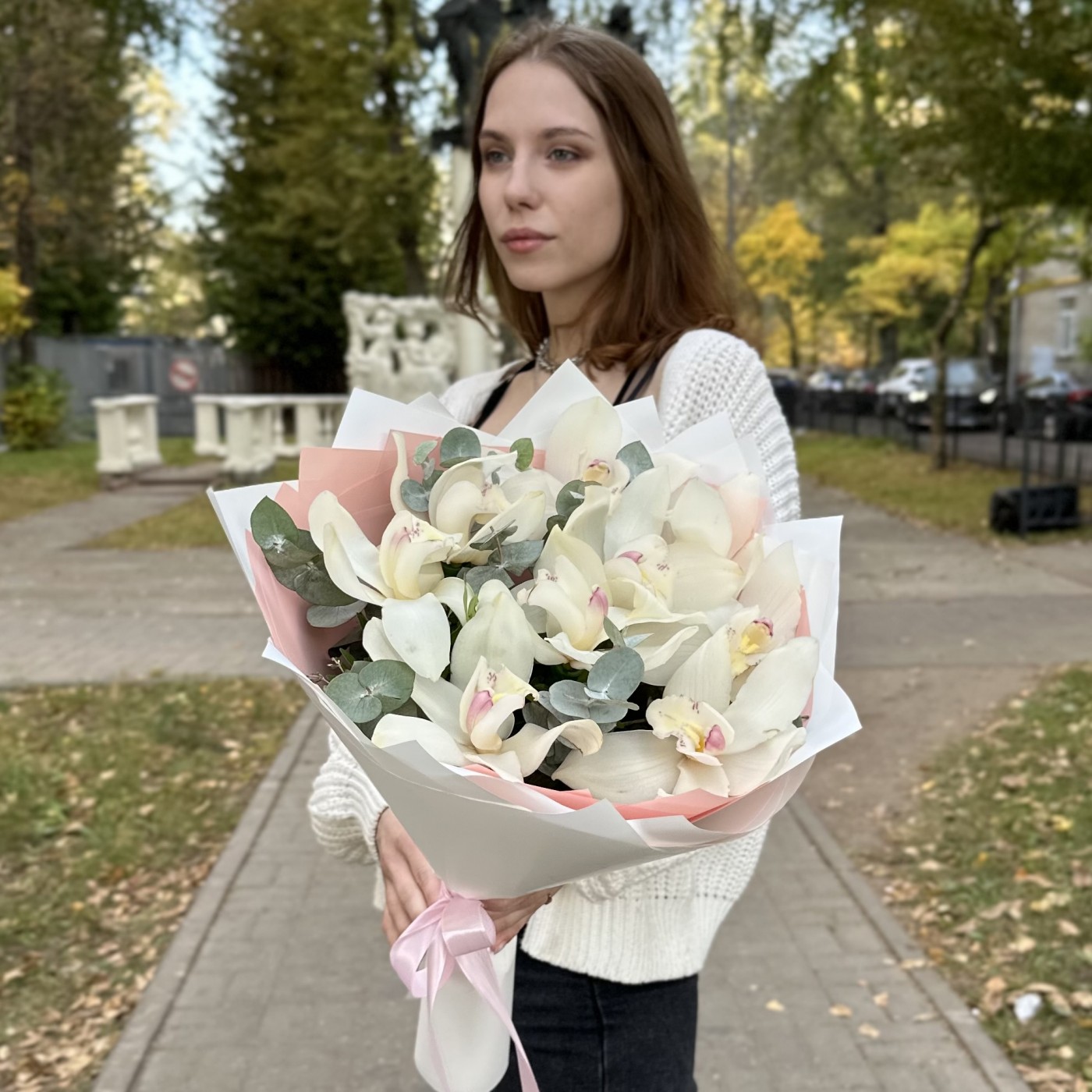Букет из белых орхидей с эвкалиптом