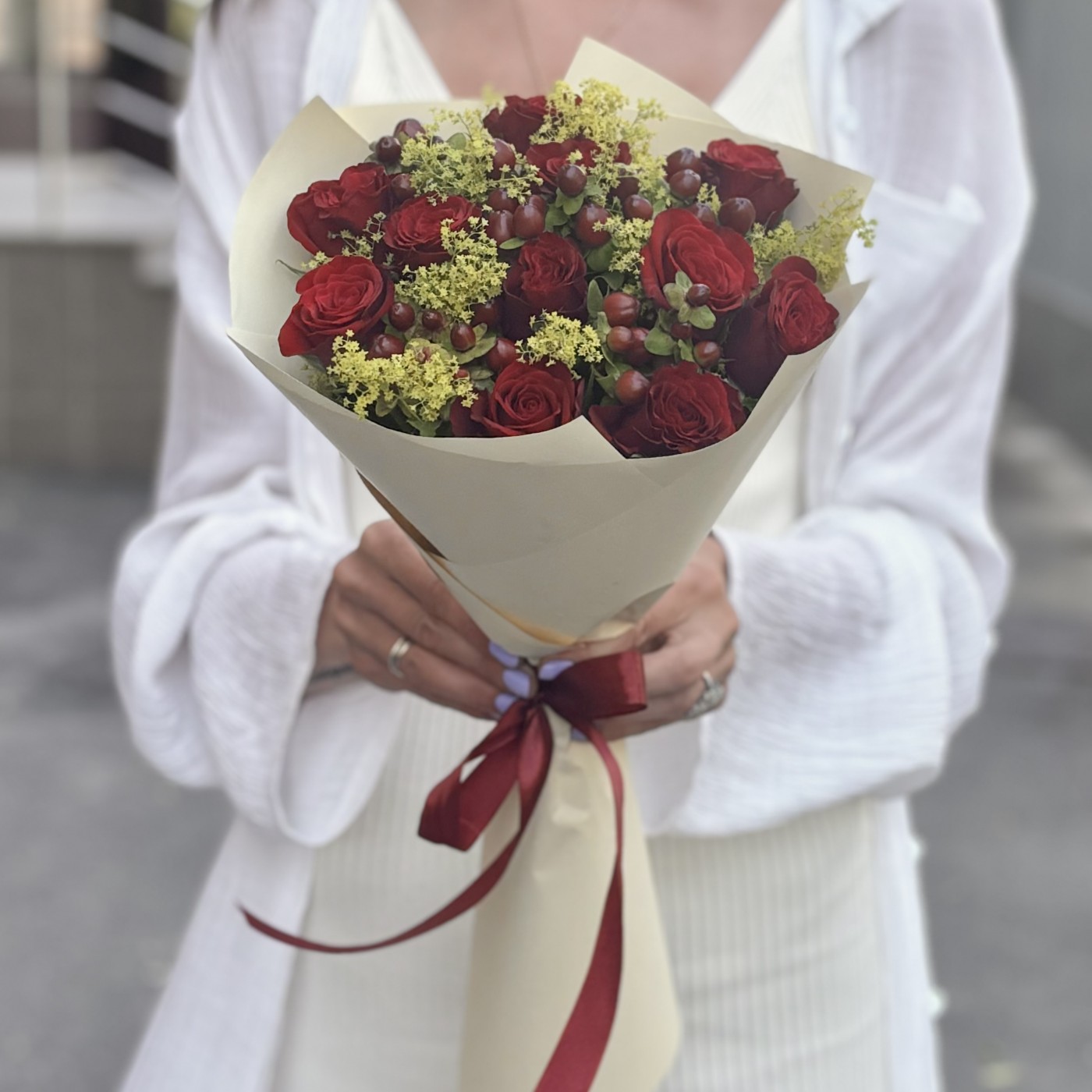 Букет из красных роз и гиперикума