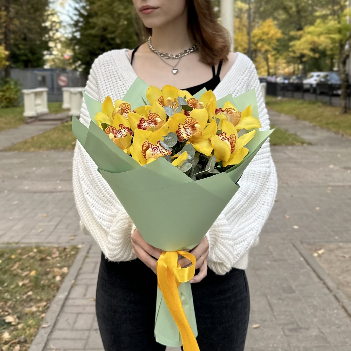 Букет из желтых орхидей с эвкалиптом